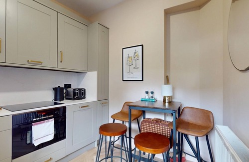 Northfield House | Stylish 2-Bed Cottage w/Courtyard Garden Near South Ealing Tube Station
