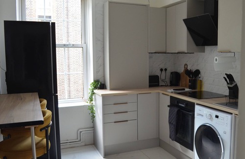 Evelyn Apartment | Stylish 2-Bed Flat - Heart of London *Zone 2*