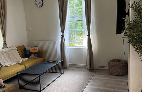 Evelyn Apartment | Stylish 2-Bed Flat - Heart of London *Zone 2*