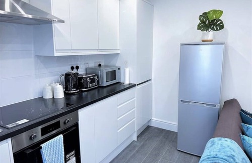 Lewisham Apartment | Stylish 2 BED Flat IN Heart OF Lewisham - 5 Mins From Station!