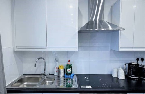 Lewisham Apartment | Stylish 2 BED Flat IN Heart OF Lewisham - 5 Mins From Station!