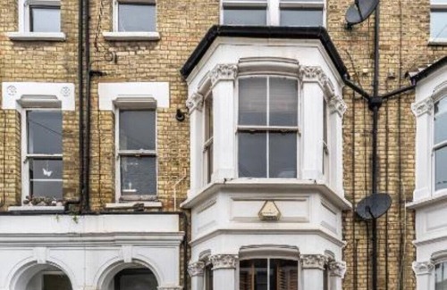 Askew Apartment | Stylish 2 bed flat with ensuites