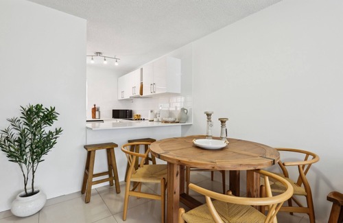 New Farm Apartment | Stylish 2-Bed Ground-Floor Apartment in New Farm