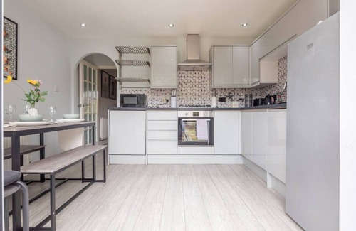 Cambridge Apartment | Stylish 2-Bed Home in Cambridge