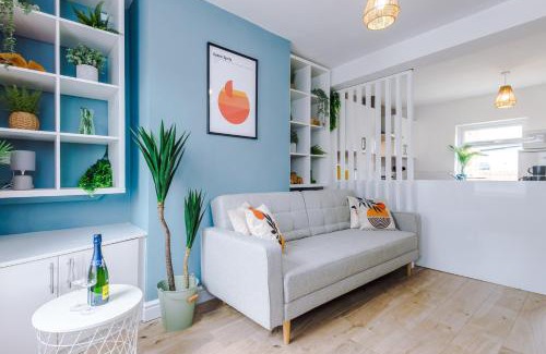 Chester House | Stylish 2-bed home in Chester City-Centre by 53 Degrees Property, ideal for Couples & Small groups, Great Location - Sleeps 5