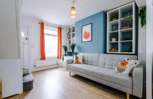 Chester House | Stylish 2-bed home in Chester City-Centre by 53 Degrees Property, ideal for Couples & Small groups, Great Location - Sleeps 5