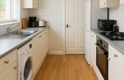 Gillingham House | Stylish 2 Bed House - Sleeps 6, Pool Table, Near Station, Contractor Friendly