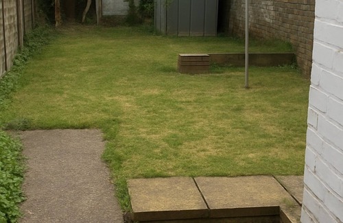 Gillingham House | Stylish 2 Bed House - Sleeps 6, Pool Table, Near Station, Contractor Friendly