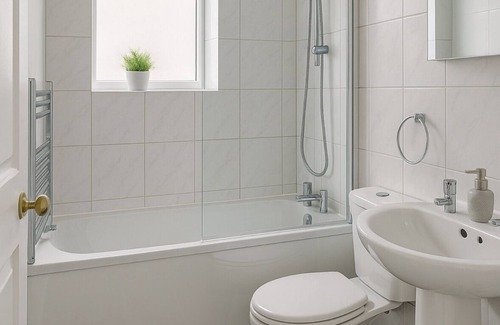 Gillingham House | Stylish 2 Bed House - Sleeps 6, Pool Table, Near Station, Contractor Friendly