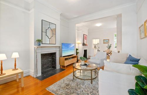 Redfern House | Stylish 2-Bed House with Private Courtyard