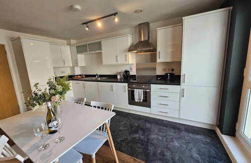 Witney Apartment | Stylish 2 Bed in Witney, Parking & Dog-Friendly!