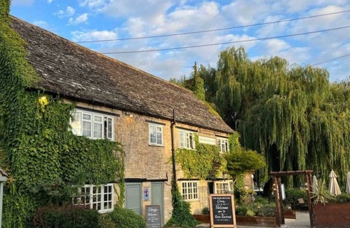 Witney Apartment | Stylish 2 Bed in Witney, Parking & Dog-Friendly!