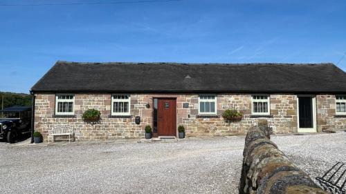 Winkhill House | Stylish 2 Bed Peak District Cottage Barn - Alton Towers, Scarefest, Polar Bears, Chatsworth