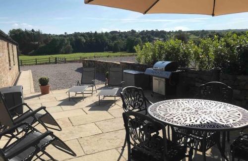 Winkhill House | Stylish 2 Bed Peak District Cottage Barn - Alton Towers, Scarefest, Polar Bears, Chatsworth