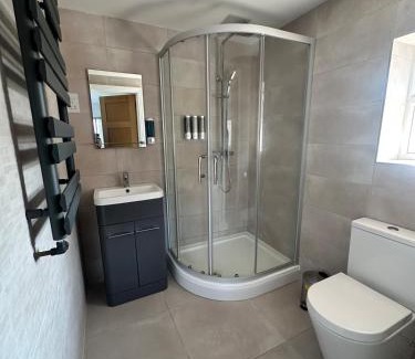 Woking Apartment | Stylish 2 Bed Room 2 Bath Apartment Free Parking