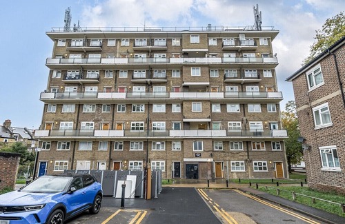 Greenwich West Apartment | Stylish 2-bedroom flat with fast links to Canary Wharf & the City