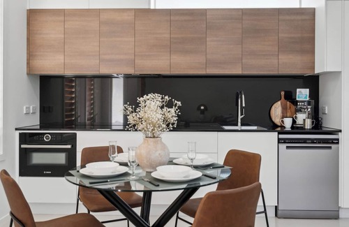Coffs Harbour Apartment | Stylish, 2-bedroom unit, 400m to Diggers Beach and 600m to The Big Banana.