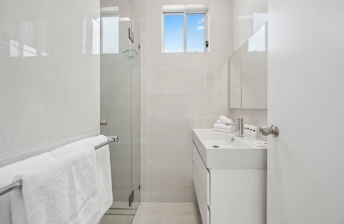 Coffs Harbour Apartment | Stylish, 2-bedroom unit, 400m to Diggers Beach and 600m to The Big Banana.
