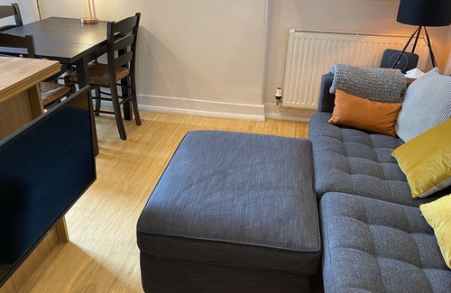 Newington Apartment | Stylish 2 Bedroom Apartment near the Meadows