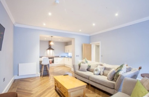 Kelvinbridge Apartment | Stylish 2 Bedroom Apartment in Prestigious Park Circus