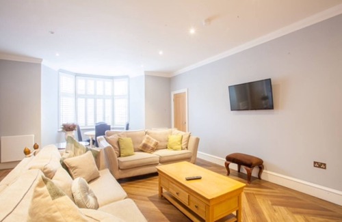 Kelvinbridge Apartment | Stylish 2 Bedroom Apartment in Prestigious Park Circus
