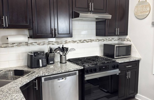 Hermosa Apartment | Stylish 2 Bedroom Aparment with Games and Free Parking