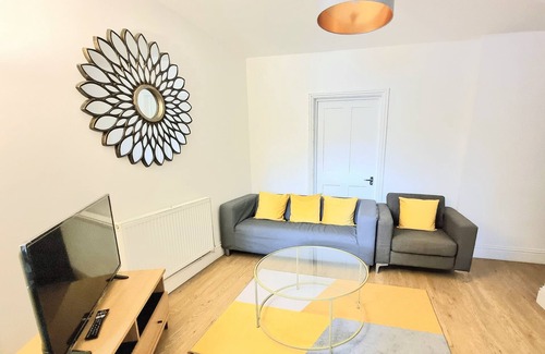 Tower Hamlets Apartment | Stylish 2 Bedroom Apartment 3 mins walk to Mile End Station