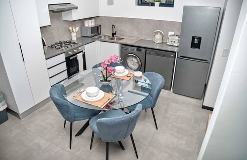 Greater Johannesburg Metropolitan Area Apartment | Stylish 2-Bedroom Apartment with Gym, Pool, Wi-Fi in Prime Lonehill Location.