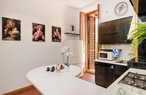 Rione III Colonna Apartment | Stylish 2-Bedroom Apartment with Terrace & Stunning View Near Trevi Fountain
