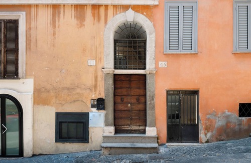Rione III Colonna Apartment | Stylish 2-Bedroom Apartment with Terrace & Stunning View Near Trevi Fountain