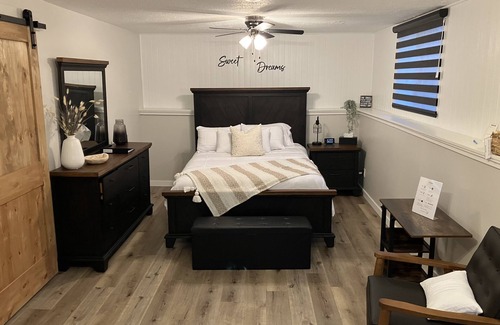 Kitchener House | Stylish 2 bedroom basement unit: 3 Beds+ kitchen+ Wi-Fi+ laundry+ Fee Parking