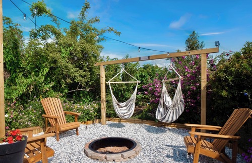 Ribbesford Cottage | Stylish 2 Bedroom Cottage with Hot Tub and Parking