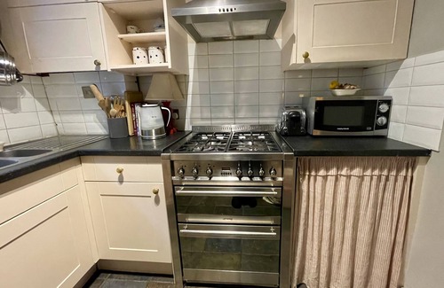 St. Helen's Apartment | Stylish 2 bedroom garden flat - 10 mins to Portobello