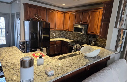 Tupelo House | Stylish 2 bedroom townhouse, ideal for your needs. Elvis Presley's Birthplace!