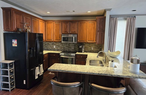 Tupelo House | Stylish 2 bedroom townhouse, ideal for your needs. Elvis Presley's Birthplace!
