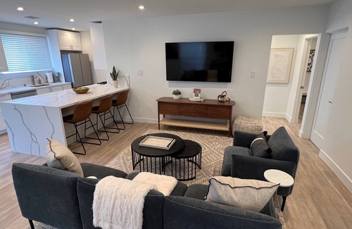 Mid-City House | Stylish 2 Bedroom Home in Santa Monica