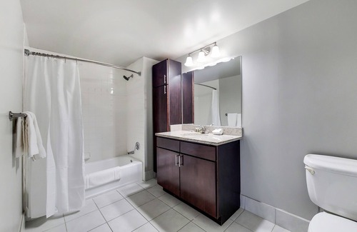 White Plains Apartment | Stylish 2 Bedroom, 40 Minutes by Train to/from NYC
