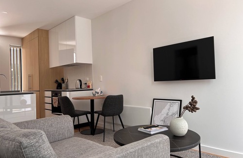 Te Aro House | Stylish 2 bedrooms townhouse in central Wellington (with free car park)