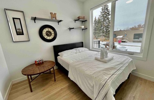 Banff Trail House | Stylish 2 Beds 2 Baths Townhome | Working desk
