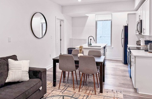Olde Kensington Apartment | Stylish 2 BR | Fits 6 Guests | Northern Liberties