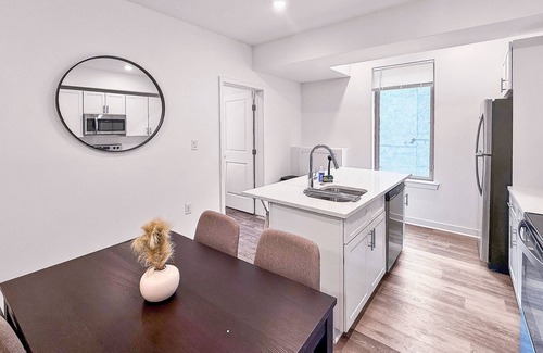 Olde Kensington Apartment | Stylish 2 BR | Fits 6 Guests | Northern Liberties