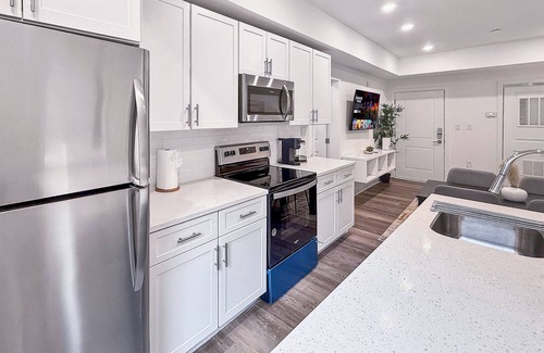 Olde Kensington Apartment | Stylish 2 BR | Fits 6 Guests | Northern Liberties
