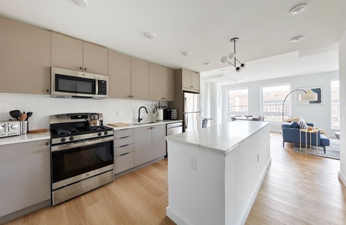 Hoboken Apartment | Stylish 2 BR w Roof Deck Access - Mins to NYC