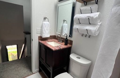 Bettendorf House | Stylish 2 KING BEDS in Bettendorf