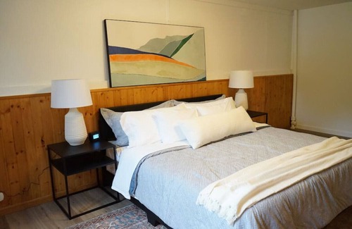 Bettendorf House | Stylish 2 KING BEDS in Bettendorf