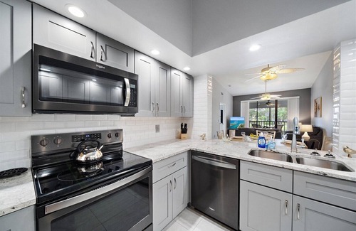 South Bradenton Condo | Stylish 2B-2B Condo near AMI, Beaches & IMG