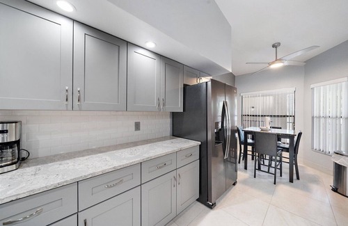 South Bradenton Condo | Stylish 2B-2B Condo near AMI, Beaches & IMG