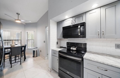 South Bradenton Condo | Stylish 2B-2B Condo near AMI, Beaches & IMG