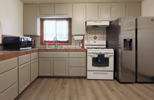 Santa Ana Apartment | Stylish 2B2B Hideaway 10 mins. drive to Disneyland