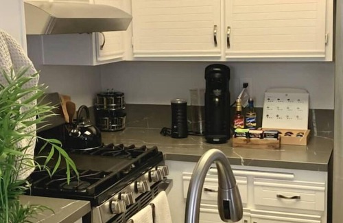 Valencia Condo | Stylish 2bd/2ba condo 4 miles from Six Flags! Sleeps 6